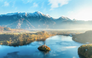 https://pixabay.com/photos/mountains-lake-fog-foggy-haze-1899264/